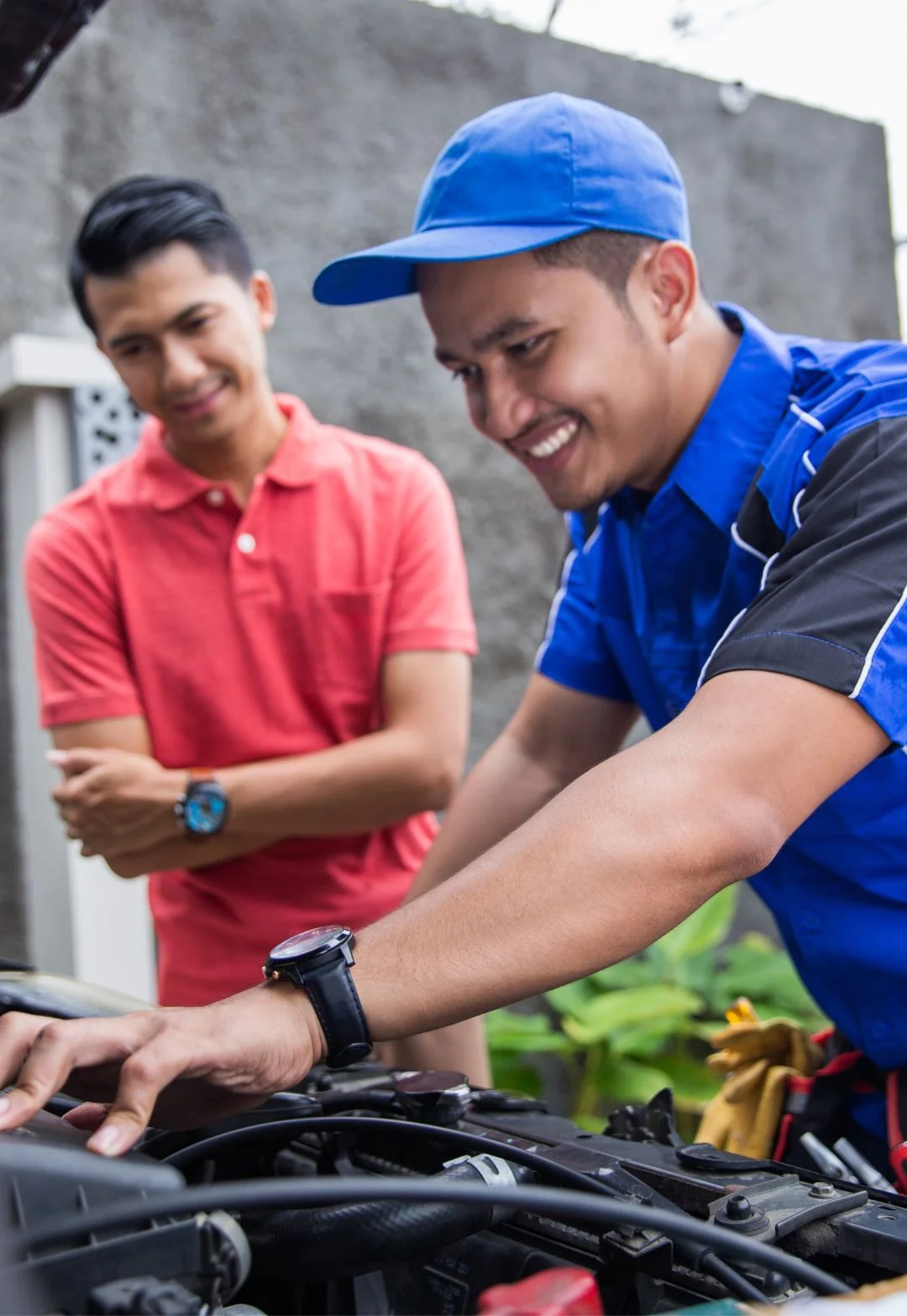 A blue shirt staff helping customer to repair car